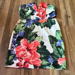 Floral dress. Zipper detailing on back
